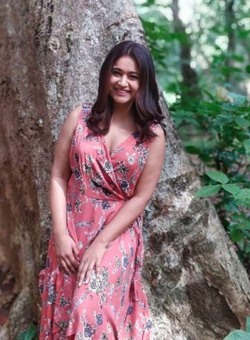 actress poonam bajwa super hot photo gallery