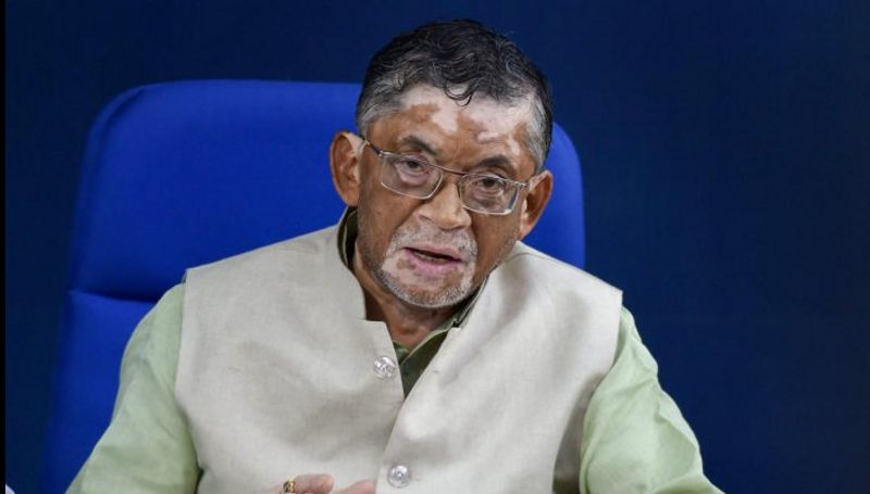 నిన్న ఆమె కేంద్ర మంత్రి గాంగ్వర్ కి ఈఎస్ఐ ఆసుపత్రిలో రోజుకి 300 రాపిడ్ టెస్టులను నిర్వహించేందుకు వీలుగా సదుపాయాలను మంజూరు చేయడంతోపాటుగా, కోవిడ్ ఐసీయూ బెడ్లను, వెంటిలేటర్లను సాంక్షన్చేసినందుకు ధన్యవాదాలు తెలిపారు. ఫోన్లో మాట్లాడగానే ఒప్పుకున్నందుకు థాంక్స్ అని రాసుకొచ్చారు.ఆ ట్వీట్ చేసిన కొద్దీ సేపటికి, మరో ట్వీట్ లో ఈఎస్ఐ ఆసుపత్రి సేవలను సాధారణ ప్రజలు కూడా ఉపయోగించుకునేలా ఏమైనా అవకాశాలు ఉంటే పరిశీలించండి అని మరో ట్వీట్ చేసారు.