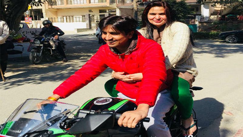 इंजीनियरिंग छोड़ हिंदी की पढ़ाई करने के बाद साल 1994 में राजस्थान से उन्होने हिंदी लेक्चरर के रुप में नौकरी शुरु की, वहीं पर उनकी पहली मुलाकात मंजू से हुई, जो उसी कॉलेज में लेक्चरर थी। यह मुलाकात कब प्यार में बदल गया। यह दोनों को पता ही नहीं चला।