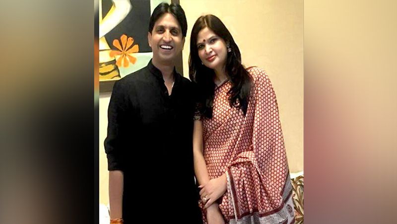 2 साल नहीं मिली घर में एंट्रीः कुमार विश्वास के पिता उनके इस फैसले से इतने नाराज थे, उन्हें घर में एंट्री नहीं मिली। तकरीबन दो साल तक कुमार के बड़े भाई और बहन पिता को समझाते रहे, जिसके बाद कुमार विश्वास और उनकी पत्नी को घर में एंट्री मिली।
