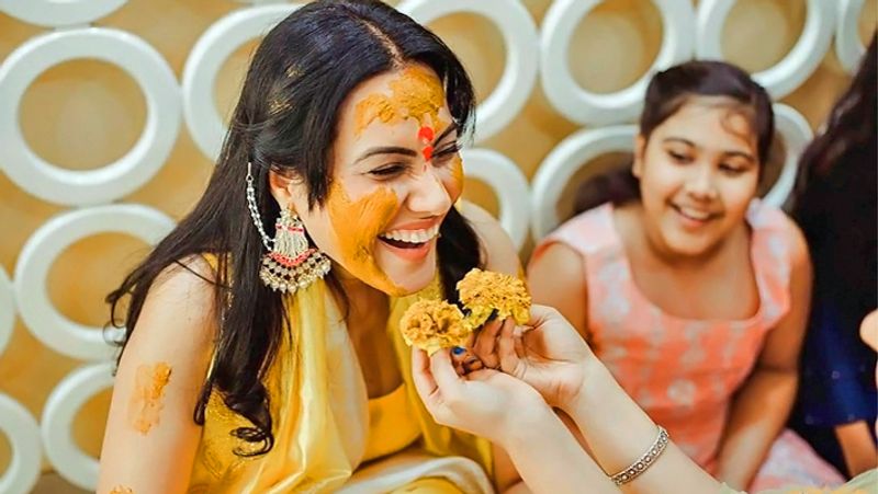 মেয়ে আরাকে সঙ্গে নিয়ে গায়ে হলুদ সাড়েন অভিনেত্ররী। ছবি প্রকাশ্যে আসতেই ভাইরাল হয়ে যায়।