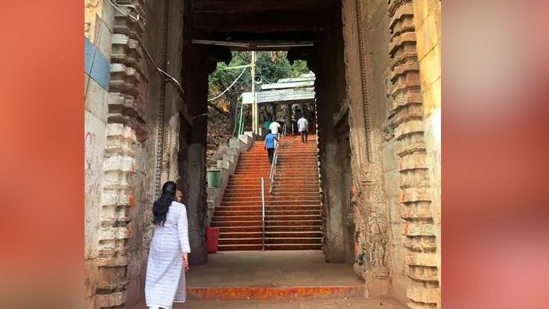 जाह्नवी कपूर त्रिरुपति बालाजी के दर्शन करने नंगे पैर पहुंची।