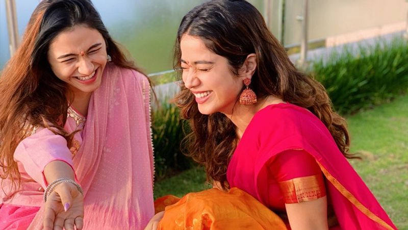 जाह्नवी के वर्कफ्रंट की बात करें तो वे जल्द ही गुंजन सक्सेना में नजर आने वाली हैं। इस फिल्म में जाह्नवी एक फाइटर पायलट की भूमिका में दिखेगी।