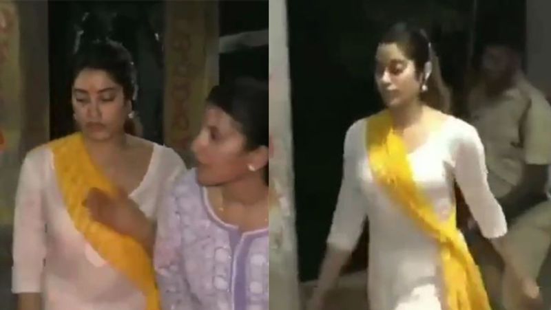 नंगे पैर चलते-चलते जाह्नवी पसीना-पसीना हो गई थी।