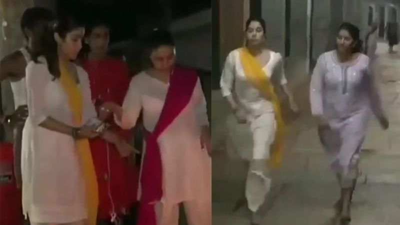 बालाजी के दर्शन करने वे अपनी फैमिली फ्रेंड्स के साथ गई थी।