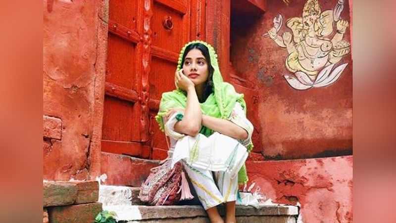 इसके अलावा जाह्नवी फिल्म रूही आफजा और दोस्ताना में भी नजर आएगी। दोनों ही फिल्म की शूटिंग अभी जारी है। इन फिल्मों में वे राजकुमार राव और कार्तिक आर्यन के साथ दिखेंगी।