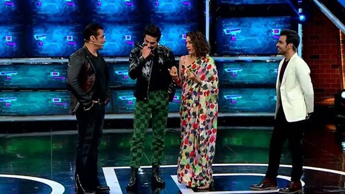 Bigg Boss host Salman Khan becomes Panipuriwala for Neena Gupta Bigg Boss host Salman Khan becomes Panipuriwala for Neena Gupta