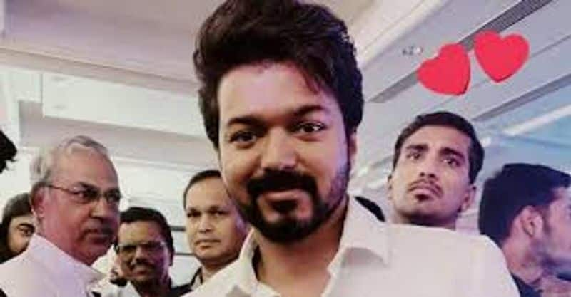 Avtor vijay released selfi photo in twitter