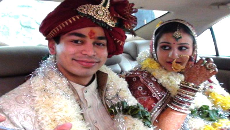अपर्णा यादव ने ब्रिटेन के एक न्यूज पेपर से बातचीत में कहा था, 10वीं क्लास में ही वो प्रतीक को दिल दे बैठी थीं। उन्होंने कहा था, हम 8 साल से दोस्त हैं। इसलिए आप हमें हाईस्कूल स्वीटहार्ट्स भी कह सकते हैं।
