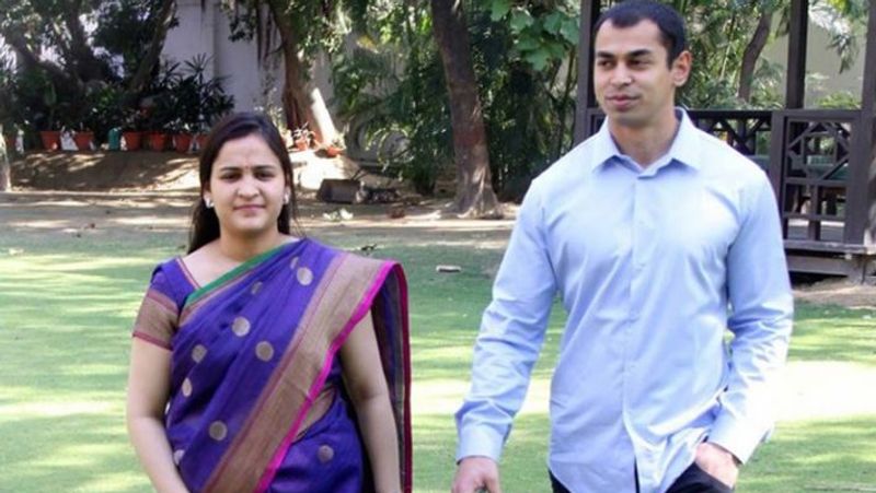 अपर्णा ने मैनचेस्टर यूनिवर्सिटी से इंटरनेशनल पॉलिटिक्स में मास्टर डिग्री और प्रतीक ने लीड्स यूनिवर्सिटी से मैनेजमेंट की डिग्री ली है।