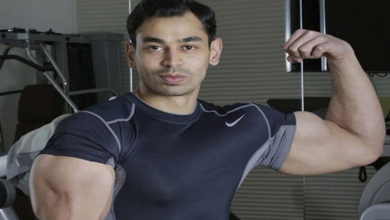अपर्णा जहां गाने की शौकीन हैं, तो प्रतीक यादव रियल एस्टेट के बिजनेस के साथ बॉडी बिल्डिंग का शौक रखते हैं। 2012 में इन्हें एक इंटरनेशनल बॉडी बिल्डिंग वेबसाइट ने ‘द इंटरनेशनल ट्रांसफॉर्मेशन ऑफ द मंथ’ के टाइटल से नवाजा था।