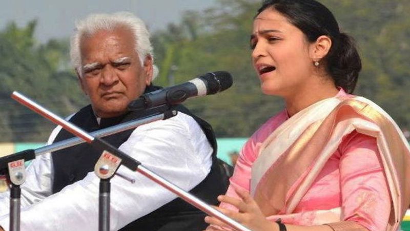 पत्रकार अरविंद सिंह बिष्ट की बेटी अपर्णा बी-अवेयर नाम की सामाजिक संस्थान भी चलाती हैं। 2017 के विधानसभा चुनाव में अखिलेश ने इन्हें लखनऊ के कैंट एरिया से टिकट दिया था। मुलायम तक ने इनका प्रचार किया था। लेकिन इन्हें हार का सामना करना पड़ा।