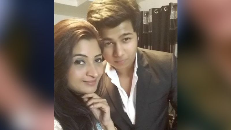 अलका लांबा की पर्सनल लाइफ उठा-पटक से भरपूर है। उन्होंने लोकेश कपूर से शादी की लेकिन 2003 में दोनों का तलाक हो गया था।