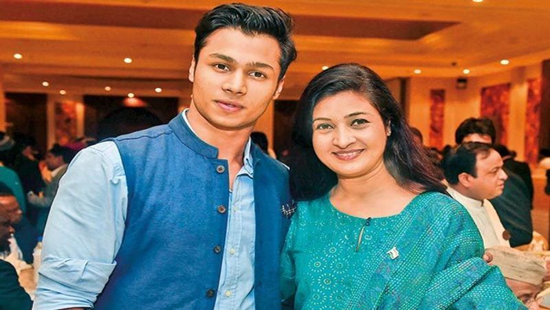 लेकिन 20 साल के बाद उन्होंने कांग्रेस का साथ छोड़ दिया। उन्होंने आम आदमी पार्टी का दामन थामा। 2015 में उन्होंने आप की टिकट से चुनाव लड़ा और चांदनी चौक से विधायक बनी।