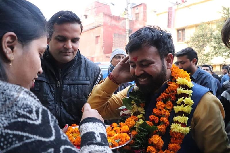 बाद में इंडिया अगेन्स्ट करप्शन को राजनीतिक विकल्प देने का मन बनाया गया और केजरीवाल के नेतृत्व में आम आदमी पार्टी की स्थापना हुई। हालांकि अन्ना इससे असहमत रहे और बाद में उन्होंने खुद को इससे अलग कर लिया। गठन के बाद आम आदमी पार्टी ने 2013 में दिल्ली विधानसभा का चुनाव लड़ा। अखिलेश को भी मॉडल टाउन से उम्मीदवार बनाया गया। अखिलेश ने यहां से तीन बार के सीटिंग विधायक को हराकर चुनाव जीत लिया।