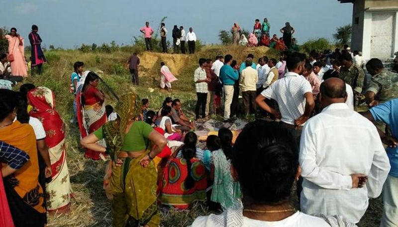 पुलिस को इनके पास से कोई सुसाइट नोट नहीं मिला है। हालांकि माना यही जा रहा है कि ये लोग इस शादी से आहत थे।