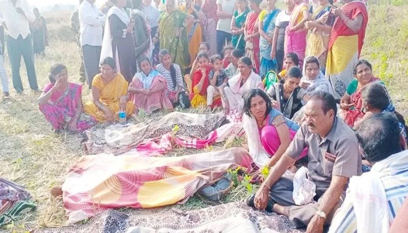 पड़ोसियों ने बताया कि बेटी की शादी के बाद पूरे परिवार ने लोगों से मिलना-जुलना बंद कर दिया था। यानी उन्होंने घर में बंद-सा कर लिया था।