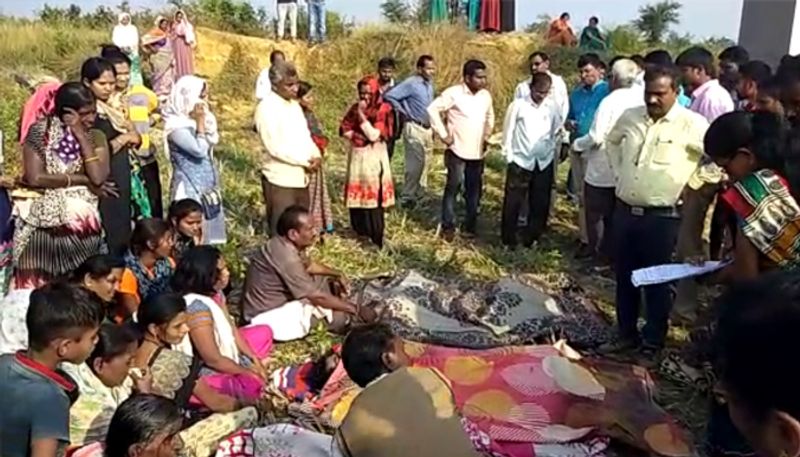 मोहल्लेवालों ने जब तक तीनों को कुएं से निकला, उनकी मौत चुकी थी। घटना के बाद पूरे एरिया में माहौल गमगीन हो गया।