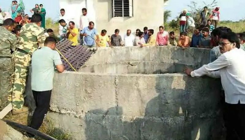 कुएं से लाशें निकालने की जद्दोजहद करते लोग। पुलिस को मृतकों के पास से कोई सुसाइड नोट नहीं मिला है।