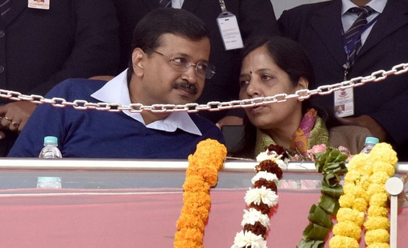कुछ समय तक यह सिलसिला यूं ही चलता रहा। इसके बाद केजरीवाल ने सुनीता के प्रपोज कर दिया। अरविंद केजरीवाल ने एक इंटरव्यू में बताया था कि उन्होंने किस तरह से अपने प्यार का इजहार किया था।