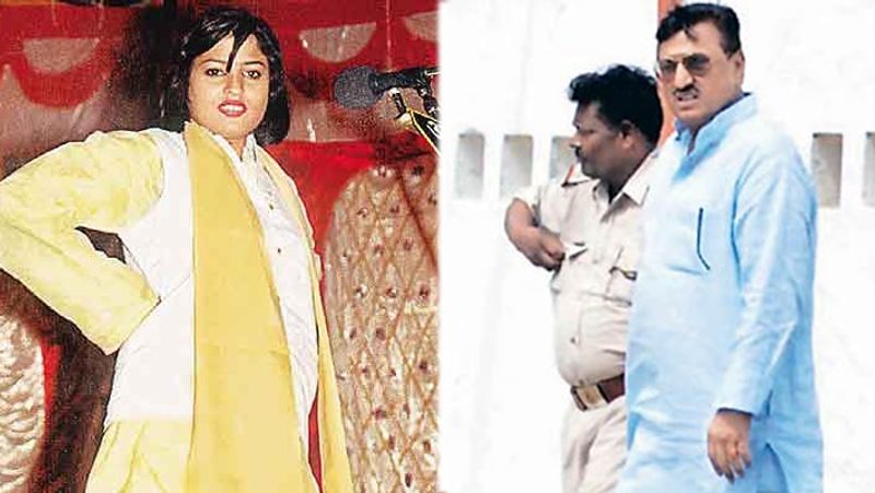 9 मई 2003 का दिन था। लखनऊ में पेपर मिल कालोनी में स्थित मधुमिता के घर के बाहर फायरिंग की आवाज आती है। घर में मौजूद नौकर देशराज शोर मचाते हुए बाहर भागता है। लेकिन तब तक शूटर बाइक पर सवार फरार हो जाते हैं। सूचना पर पहुंची पुलिस को कमरे में बेड पर मधुमिता की गोलियों से छलनी खून से लतपथ लाश मिलती है। शव को पोस्टमॉर्टम के लिए भेज पुलिस मामले की जांच शुरू करती है।