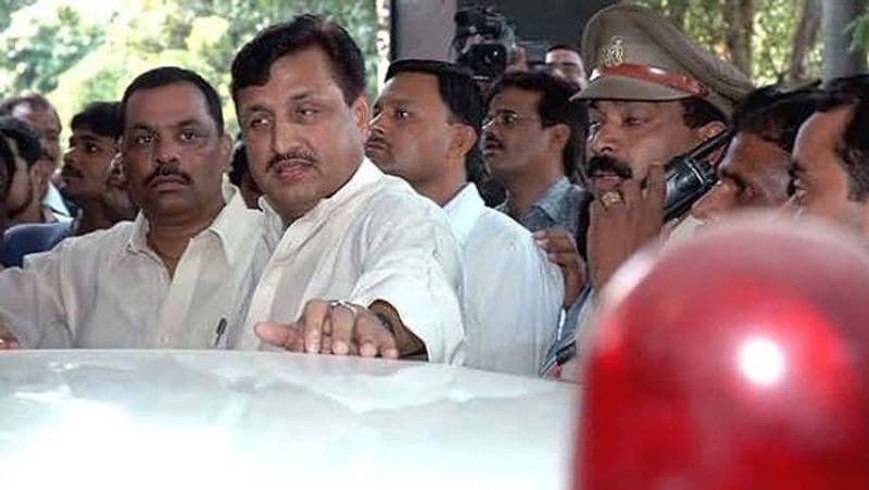 डीएनए टेस्ट रिपोर्ट और महंगे गिफ्ट से आशंका थी कि अमरमणि मधुमिता को अपनी अय्याशी के लिए इस्तेमाल करता था। शक के आधार पर जांच शुरू होती है और धीरे धीरे मामले से पर्दा उठने लगता है। पता चलता है कि 44 साल के अमरमणि (वर्तमान में 61 साल) का 22 साल की मधुमिता से प्रेम संबंध थे। यही नहीं, मंत्री ने अपनी प्रेमिका को फ्लैट और लाल बत्ती तक दे रखी थी।