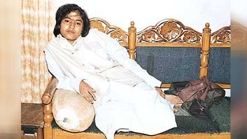 कुछ दिनों बाद आई पोस्टमॉर्टम रिपोर्ट में खुलासा होता है कि मधुमिता 7 महीने की प्रेग्नेंट थी। जिसके बाद डीएनए टेस्ट करवाया जाता है। रिपोर्ट में पता चलता है कि मधुमिता के पेट में पल रहा बच्चा उस समय के कैबिनेट मंत्री अमरमणि त्रिपाठी का था। यही नहीं, जांच के दौरान मधुमिता के कमरे से महंगे तोहफे, हवाई जहाज के टिकट भी पुलिस के हाथ लगते हैं।