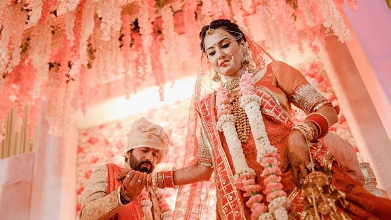 बता दें कि शलभ के साथ काम्या की ये दूसरी शादी है। काम्या की पहली शादी बिजनेसमैन बंटी नेगी से हुई थी। शादी के 10 साल बाद दोनों का तलाक हो गया। पहले पति से काम्या को एक बेटी भी है।
