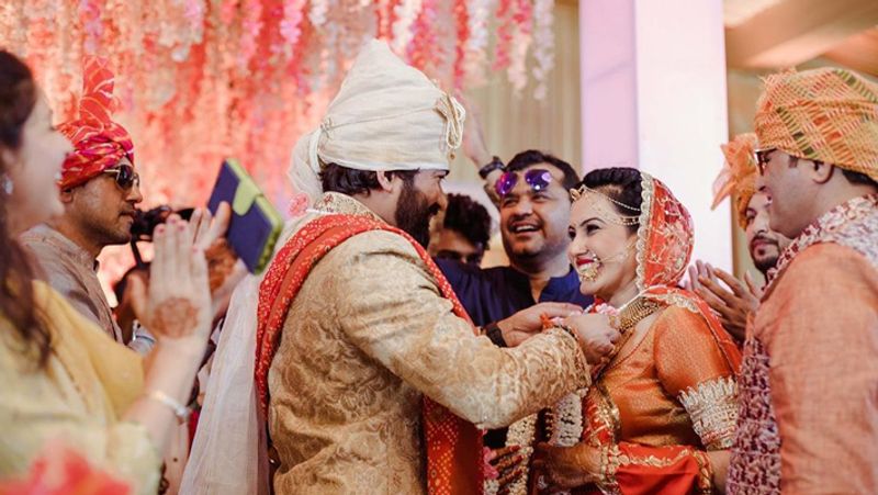 काम्या ने पिछले साल फरवरी में शलभ को डेट करना शुरू किया और कुछ महीनों के बाद दोनों ने आखिरकार अपने रिश्ते को अगले लेवल पर ले जाने का फैसला किया। पिछले साल फरवरी में ही शलभ ने काम्या को प्रपोज किया था और दोनों ने फरवरी में ही शादी की।