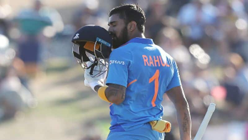 james neesham blocks kl rahul while running in last odi