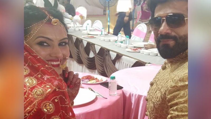 शादी के साथ नई नवेली दुल्हन काम्या पंजाबी पति के साथ बेहद खुश नजर आईं।