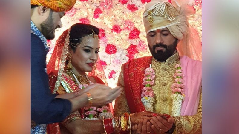 शादी की रस्में निभाते काम्या और शलभ।