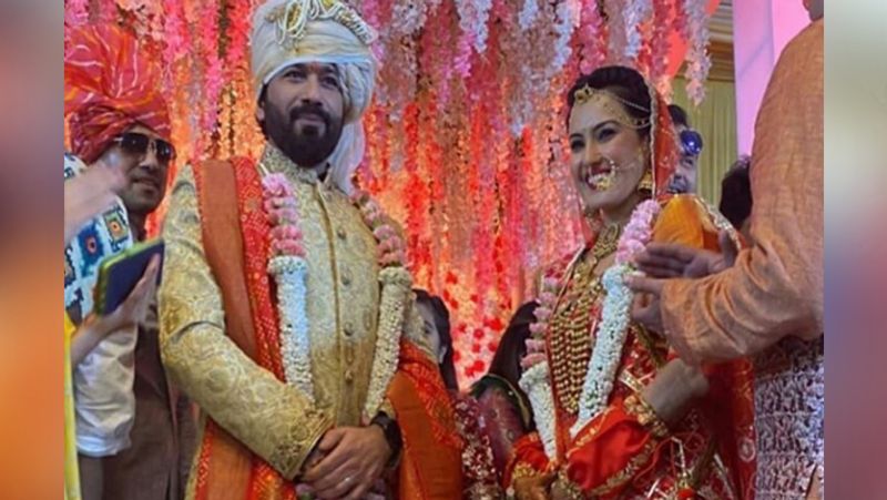 वरमाला के बाद पोज देते शलभ दांग और काम्या पंजाबी।