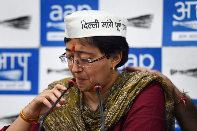 6- नए चेहरों को दिया मौका: दिल्ली विधानसभा चुनाव के टिकट बंटवारे में भी केजरीवाल की रणनीति दिखी। इस बार करीब 23 नए चेहरों को मौका दिया गया। इसके अलावा पार्टी ने लोकसभा चुनाव में लड़े तीन उम्मीदवारों राघव चड्डा, दिलीप पांडे और अतिशी को भी मैदान में उतारा।