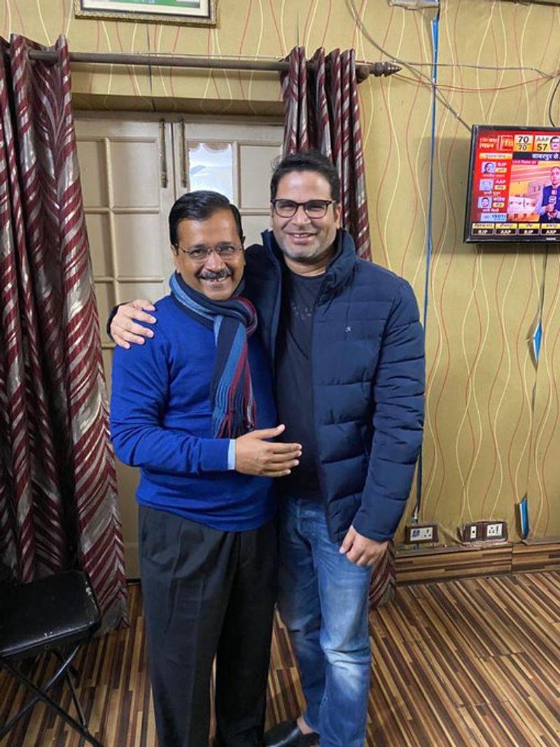 2- कैंपेन स्ट्रेटजी: दिल्ली में चुनाव से पहले ही केजरीवाल ने राजनीतिक रणनीतिकार प्रशांत किशोर का हाथ थामा। इसी रणनीति के तहत पार्टी ने नवंबर में रिपोर्ट कार्ड पेश किया। इसे डोर टू डोर कैंपेन से लोगों तक पहुंचाया गया। इसके बाद पार्टी ने 'लगे रहो केजरीवाल' सॉन्ग जारी किया। इसे करीब 8000 इवेंट में बजाया गया और दिल्ली की जनता में यह खूब फेमस हुआ।