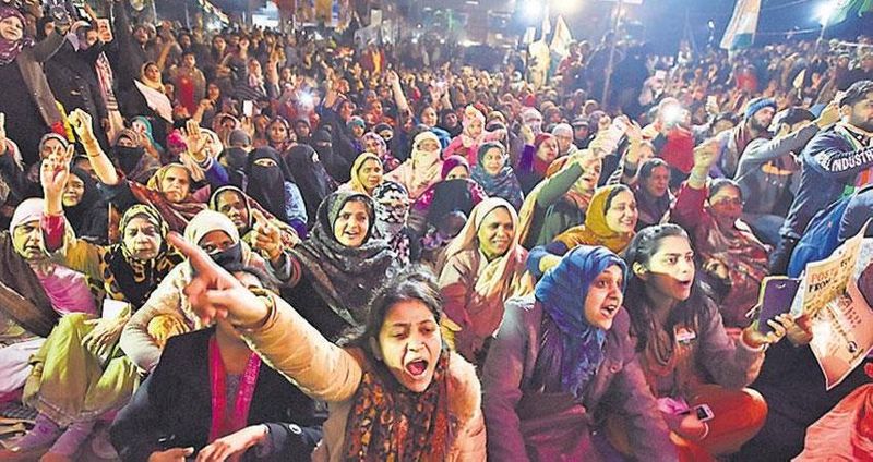 4- शाहीन बाग पर नहीं बोले केजरीवाल: केजरीवाल इस चुनाव में काफी सधे हुए नजर आए। भाजपा द्वारा लगातार शाहीनबाग को लेकर उकसाने के बावजूद केजरीवाल ने शाहीन बाग को लेकर कोई राय नहीं रखी। वहीं, डिप्टी सीएम मनीष सिसोदिया ने एक बार शाहीनबाग में नागरिकता कानून के विरोध में चल रहे प्रदर्शन का समर्थन किया था।