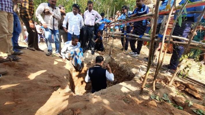 Archaeologist inspects the tunnel at Bhatar in East Burdwan Archaeologist inspects the tunnel at Bhatar in East Burdwan