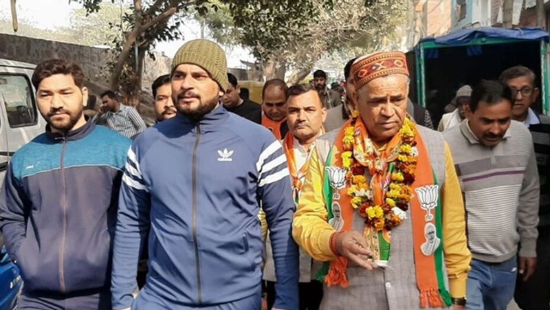 आप उम्मीदवार हैं दुर्गेश पाठक- करावल नगर विधानसभा सीट पर आम आदमी पार्टी (AAP) ने दुर्गेश पाठक को चुनाव मैदान में उतारा है, जबकि भारतीय जनता पार्टी (BJP) की तरफ से मोहन सिंह बिष्ट चुनाव लड़ रहे हैं। कांग्रेस से अरबिंद सिंह उम्मीदवार हैं।
