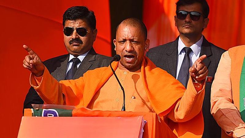 #2. केजरीवाल पर सीधे अटैक ने पहुंचाया नुकसान :- चुनाव में बीजेपी नेताओं ने सीधे केजरीवाल पर हमला किया। उन्हें हिन्दू विरोधी, अक्षम, भ्रष्टाचार को प्रश्रय देने वाला, देश विरोधी और आतंकी तक बताया गया। हनुमान चालीसा और तमाम मुद्दों को लेकर जिस तरह से केजरीवाल पर हमला किया गया वह बीजेपी के खिलाफ गया।