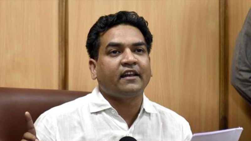#3. केजरीवाल की ताकत पर हमला करना उल्टा पड़ा :- बीजेपी नेताओं ने आक्रामक प्रचार किया मगर उनका बड़बोलपन दिल्ली की जनता को पसंद नहीं आया। कपिल मिश्रा ने दिल्ली के चुनाव को हिंदुस्तान पाकिस्तान का मुक़ाबला करार दे दिया। जिन योजनाओं की वजह से केजरीवाल मजबूत बने उसे लेकर बीजेपी के बड़बोले नेताओं ने आंकड़ेबाजी कर गलत बताते रहे। जनता को लगा कि बीजेपी नेता झूठ बोल रहे हैं। जिन मुद्दों पर केजरीवाल नेता कमजोर थे, बीजेपी नेता हमला करने में नाकामयाब रहे।