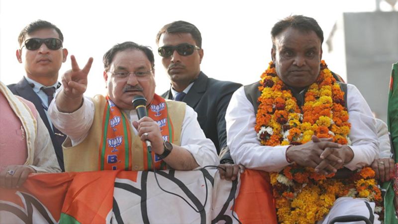 #5. स्थानीय मुद्दों को भूल ही गए बड़े नेता :- विधानसभा चुनाव में बीजेपी ने पार्टी के दिग्गज नेताओं की फौज उतार दी। केंद्रीय नेताओं के उतारने का एक बुरा असर यह रहा कि दिल्ली के चुनाव में स्थानीय मुद्दों की जगह राष्ट्रीय मुद्दे ज्यादा हावी हो गए। बीजेपी के बड़े नेता जहां नागरिकता कानून, धारा 370, हिन्दुत्व और पाकिस्तान जैसे टोपिक्स में उलझे रहे, वहीं आम आदमी पार्टी लगातार स्कूल, शिक्षा, स्वास्थ्य, पानी, बिजली और प्रदूषण के मुद्दे को बेहतर बनाने की बात करती रही।