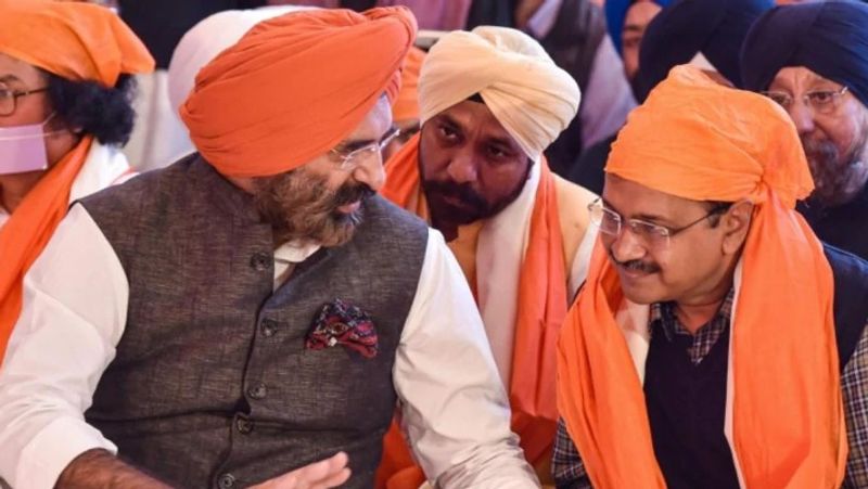 #6. खल गई पंजाबी चेहरों की कमी:- कैम्पेन में बीजेपी के पास नेताओं की फौज थी, मगर इस बार दिल्ली यूनिट में पार्टी के पास बड़ा पंजाबी चेहरा नहीं था। रुझना बता रहे हैं कि ये कमी पार्टी को भारी पड़ गई। कभी दिल्ली में बीजेपी के पास मदनलाल खुराना और विजय कुमार मल्होत्रा जैसे दिग्गज चेहरे थे।