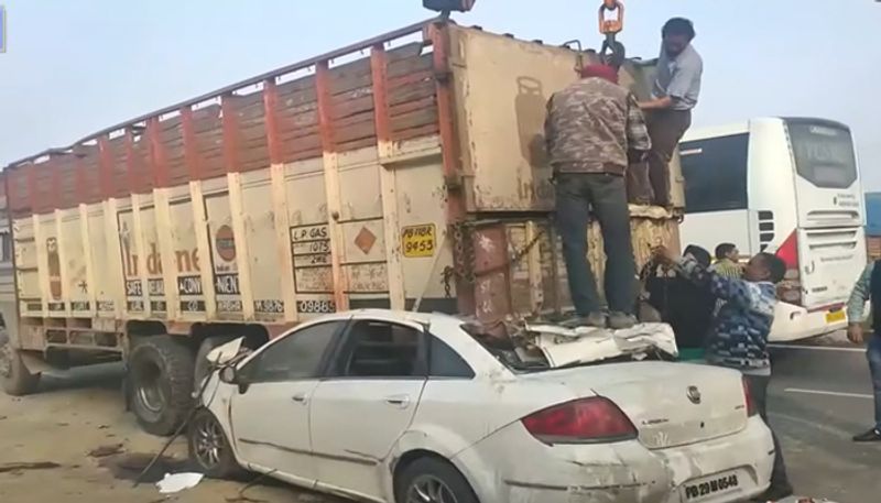 फैमिली की कार अपने घर से महज 10 किमी दूर सड़क किनारे खड़े गैस सिलेंडर से भरे ट्रक में पीछे से जा भिड़ी। हादसा इतना भीषण था कि कार का अगला हिस्सा बुरी तरह डैमेज हो गया था।