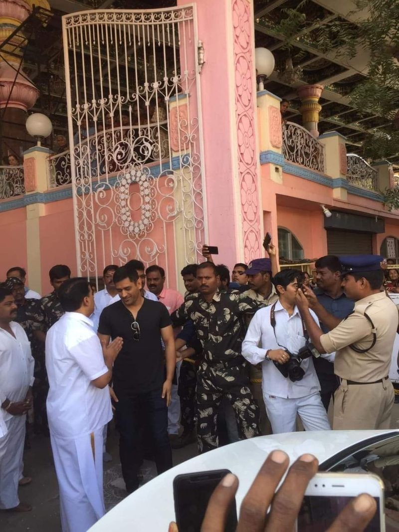 dhoni visits puttaparthi satya sai temple