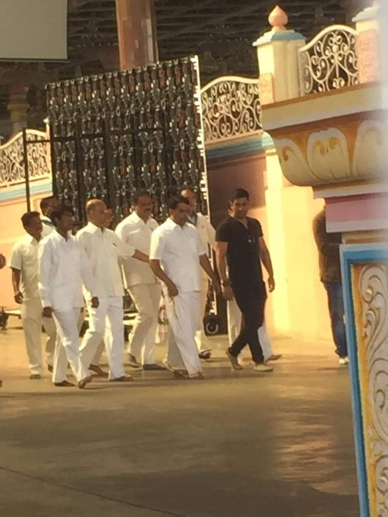 dhoni visits puttaparthi satya sai temple