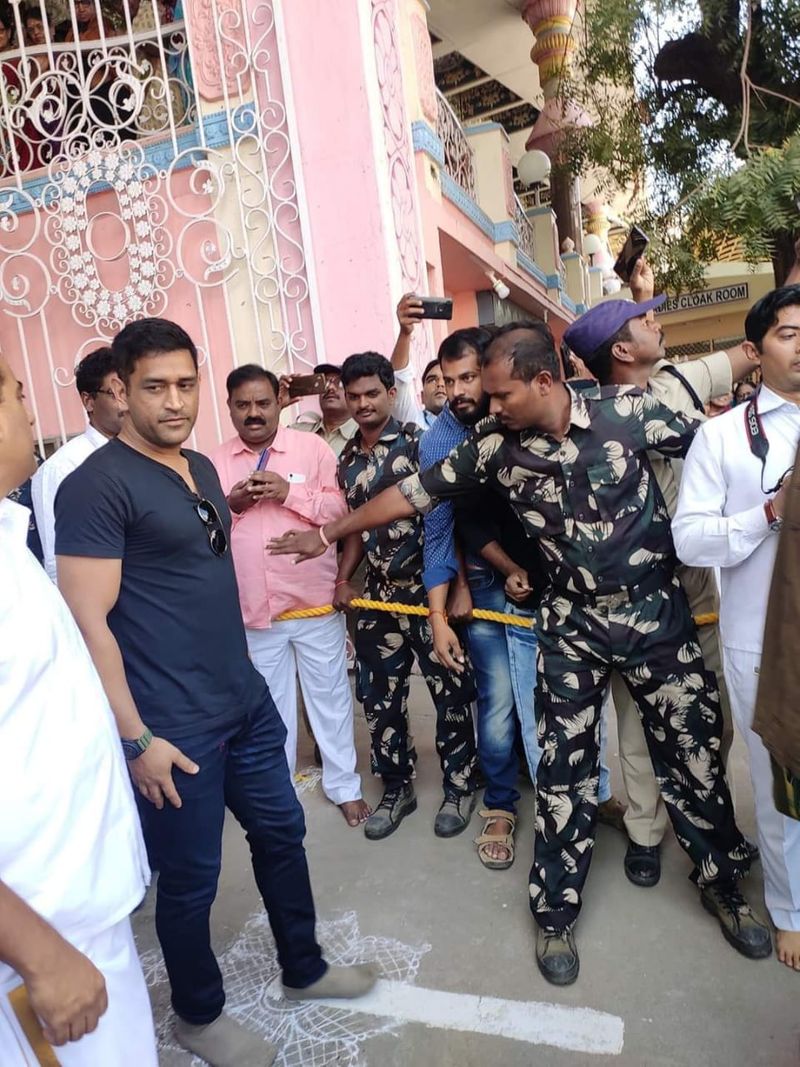dhoni visits puttaparthi satya sai temple