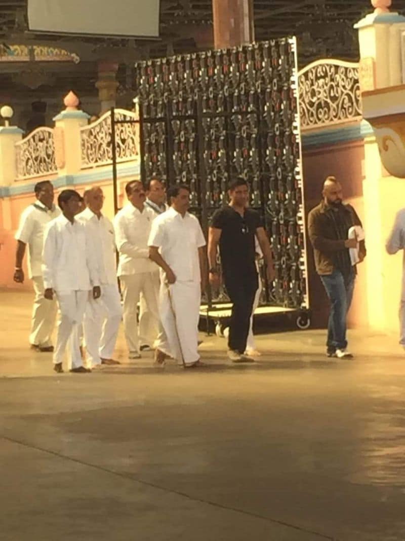 dhoni visits puttaparthi satya sai temple