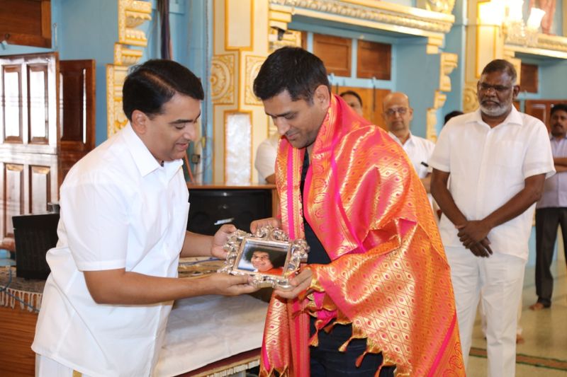 dhoni visits puttaparthi satya sai temple