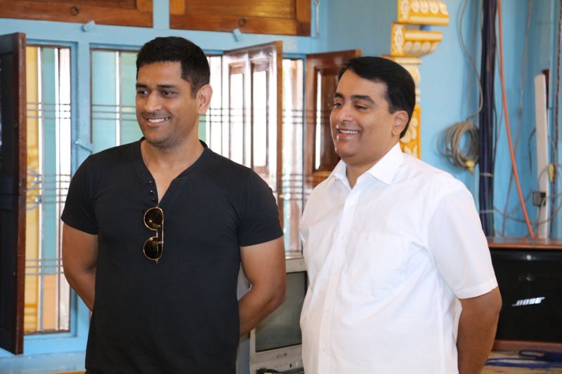dhoni visits puttaparthi satya sai temple