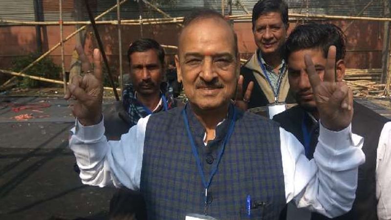 दिल्ली विधानसभा की 70 विधानसभा सीटों पर शनिवार को मतदान हुआ था, जिसमें 62.59% मतदान हुआ था। चुनाव आयोग ने 24 घंटे बाद मतदान का आंकड़ा जारी किया था, जिसपर आम आदमी पार्टी ने आपत्ति दर्ज कराई थी। आप सांसद संजय सिंह ने कहा था कि क्या भाजपा और आरएसएस से पूछकर मतदान प्रतिशत के आंकड़े जारी किए जा रहे हैं।